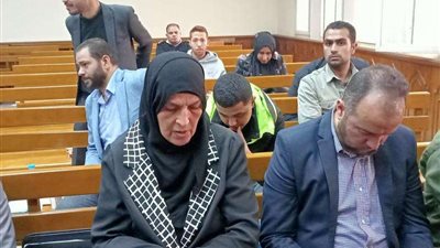 انهيار والدة صيدلي حلوان داخل قاعة المحكمة أثناء مرافعة المتهمين