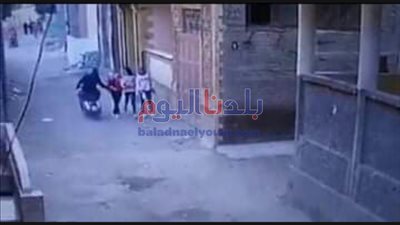 كاميرات المراقبة ترصد لحظة تحرش شاب بالفتيات فى المحلة ( صور )