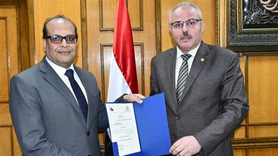 رئيس جامعة قناة السويس يُصدر قراراً بتكليف الدكتور عادل حسن نائباً لجامعة الإسماعيلية الأهلية