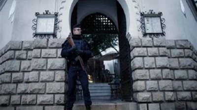 شاهد.. الشرطة الفرنسية تداهم المساجد