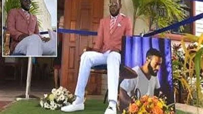 رفض تشييع جنازة متوفي محمول على كرسي وليس نعش