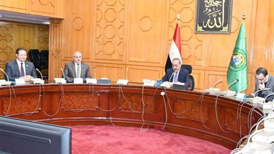 رئيس جامعة القناة يُشارك باجتماع اللجنة العُليا لتأمين الخدمات الطبية بالإسماعيلية