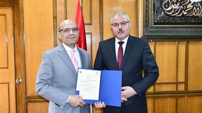 قرارا بتكليف الدكتور أحمد أنور مدير تنفيذي للمستشفيات بجامعة القناة