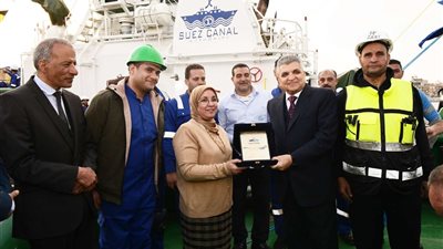 الفريق أسامة ربيع يشهد مراسم رفع العلم المصري على القاطرة الجديدة