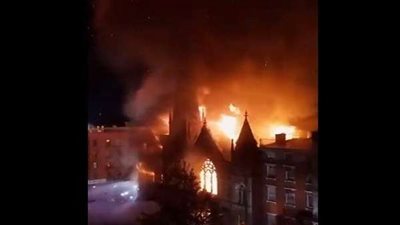 النيران تطيح بكنيسة تاريخية بـ نيويورك (فيديو)