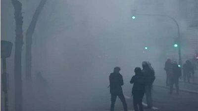 بث مباشر.. اشتباكات بين الشرطة والمتظاهرين في فرنسا