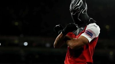 أسطورة أرسنال يفتح النار على لاعبي الجانرز