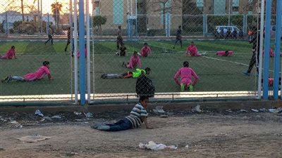 طفل الملعب.. صورة تخطف قلوب المصريين من وراء الساحة المستديرة