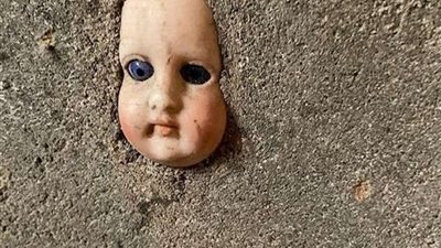 فتاة تكشف السر الخفي وراء ظهور دمية مرعبة بمنزلها