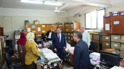 رئيس جامعة سوهاج يتفقد إدارات العمل بالمبني المركزي