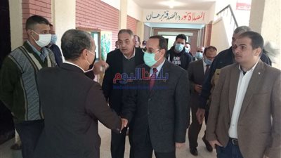 محافظ شمال سيناء يتفقد لجان الانتخابات بمدينة العريش