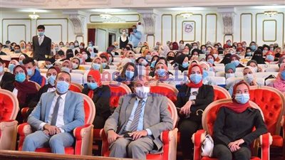 رئيس جامعة بني سويف يشهد أولى محاضرات اليوم الواحد للطلاب