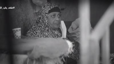 على باب الله.. سيدة تتأثر على الهواء أثناء حصولها على جائزة