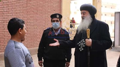 مطران كنيسة طنطا يدلى بصوته فى مرحلة الإعادة بانتخابات النواب