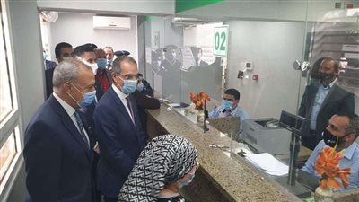 وزير الإتصالات يتفقد صرف الدفعة الثانية لمنحة العمالة غير المنتظمة بالقليوبية