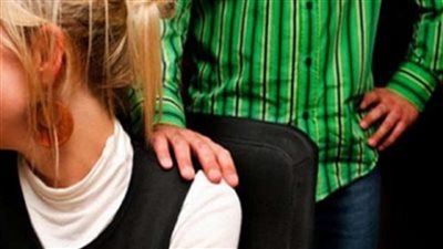 مديرة سابقة بالسياحة تتهم موظف بضربها والتحرش بها