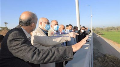 وزير الري ومحافظ بني سويف يتابعان سير العمل في المشروع القومي لتبطين الترع
