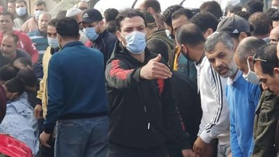 شاهد.. أهالى المنصورة يشيعون جثمان والد عمرو زكى