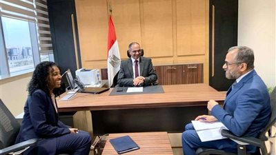 نائب وزير الإسكان وبعثة البنك الدولي يستعرضان التجربة المصرية