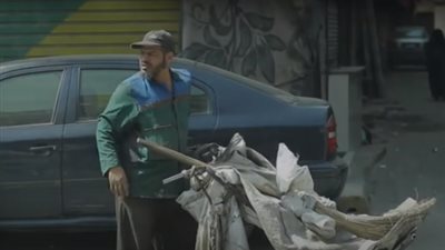 شاهد.. أمانة عامل نظافة بعد تعرضه لمقلب إنساني