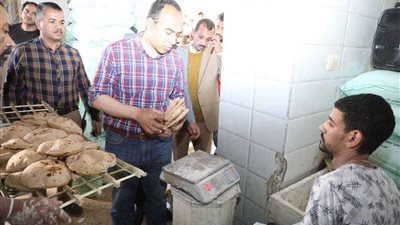 نائب محافظ المنيا يتفقد عددًا من المخابز البلدية