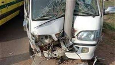 بالأسماء.. إصابة 11 شخصًا في حادث تصادم ميكروباص بعمود إنارة ببني سويف