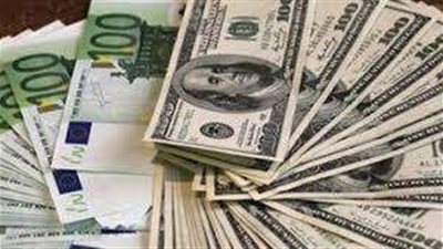 ضبط عامل يتاجر  في النقد الأجنبي بسوهاج