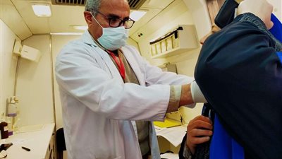 توقيع الكشف الطبي على أكثر من 1800 مريض بقافلة كفر أباظة بالزقازيق