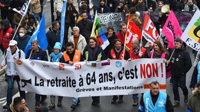 نيران الاحتجاجات تشتد بفرنسا.. وماكرون متمسك بقانون رفع سن التقاعد