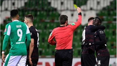 لاعب يحصل على إنذار لتسجيله هدفًا 