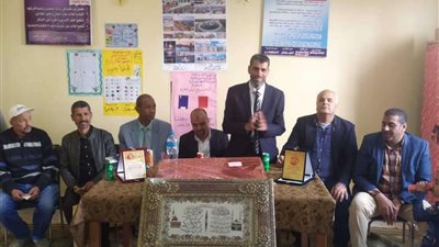 بحضور مدير الإدارة.. تكريم مدرس لبلوغه سن التقاعد بتعليم الإسماعيلية