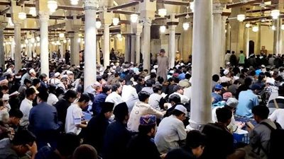 يتلون الكتاب ويقيمون الصلاة.. الطلاب الوافدون يعمُرون الجامع الأزهر