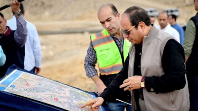 السيسي يتفقد الأعمال الإنشائية لمحاور وطرق بالقاهرة