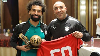 شاهد .. منتخب مصر يحتفل بـ محمد صلاح بسبب هدفه الـ 50 مع الفراعنة
