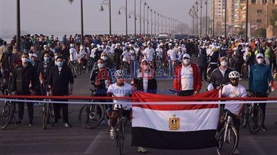 رئيس جامعة بني سويف يشارك في ماراثون الدراجات