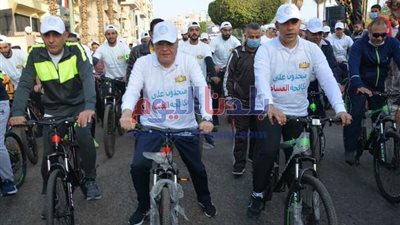 محافظ المنيا ومدير الرقابة الإدارية يترأسان مارثون الدراجات ( صور )