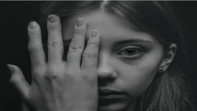 حبة جلدية تبتلع وجه فتاة والسبب غامض