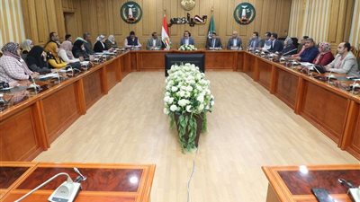 محافظ المنوفية يناقش الموقف التنفيذي لقانون المحال العامة الجديد