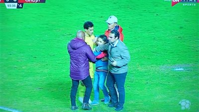 طرائف وعجائب.. طفل يقتحم مباراة الزمالك أمام البنك الأهلي بسبب عواد
