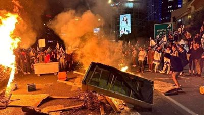 عاجل .. فوضى عارمة في إسرائيل  بسبب اقالة وزير الدفاع ومتظاهرون  يخترقون حواجز  شرطة الإحتلال