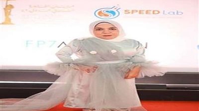 مصممة أزياء من قصار القامة تجذب الأنظار في ختام مهرجان القاهرة السينمائي