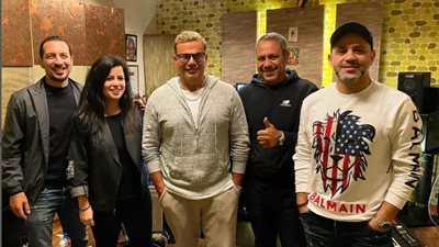 من داخل الكواليس.. عزيز الشافعي بصحبة عمرو دياب