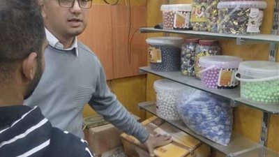 تحرير 4 مخالفات تموينية والتحفظ على سكر ودقيق بدون فواتير بـ المنيا