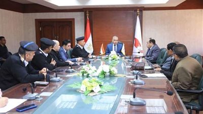 محافظ سوهاج يعقد اجتماعًا لبحث موقف السلع التموينية وإحكام الرقابة على الأسواق والمنافذ