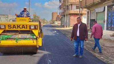 النمر يتابع استكمال أعمال الرصف بالطريق الدائري بأشمون