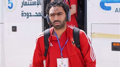 حسين الشحات يصل مسجد السيدة نفسية لتشييع جثمان والده