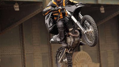 مشهد صعب .. محمد رمضان يعرض صورًا من فيلم هارلي