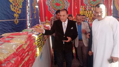 رئيس مركز ملوي بالمنيا يتفقد معارض أهلاً رمضان