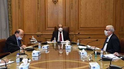 وزير الانتاج الحربي يبحث مع 