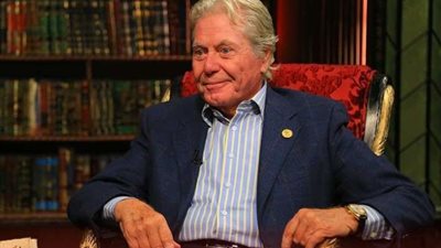 لهذا السبب.. الجمهور يطارد حسين فهمي (تفاصيل)